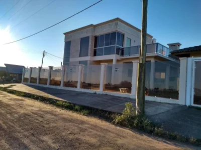 Casa 2 Dormitórios Anexo com Suíte e Garagem