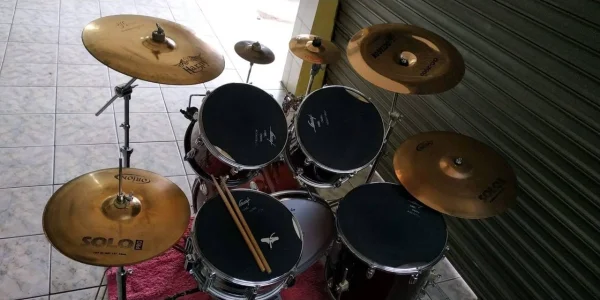 Bateria Kashima com Pedal Duplo e Pratos