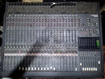 Mesa de Som Makie 24x8x2 Funcionando p/ Reforma ou Peças