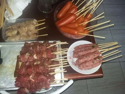 Presta Serviços de Churrasqueiro e Garçon a Domicilio