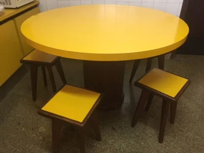 Mesa Redonda com Banquetas