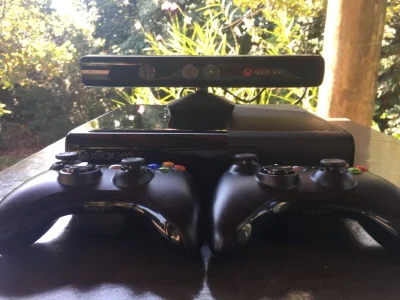 XBOX 360 com Kinect e 2 Controles