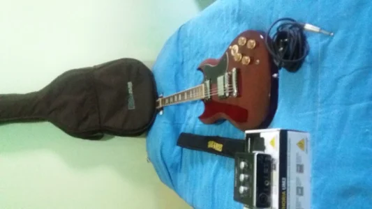 Guitarra Sg e Interface de áudio Behringer