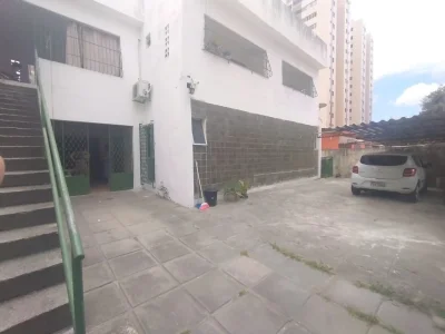 Casa com Dois Pavimentos no Bairro da Tamarineira, Recife