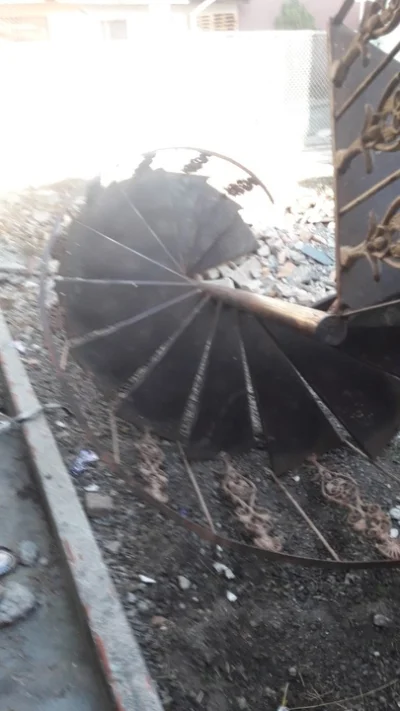 Escada Caracol de Ferro c/ Corrimao Trabalhado