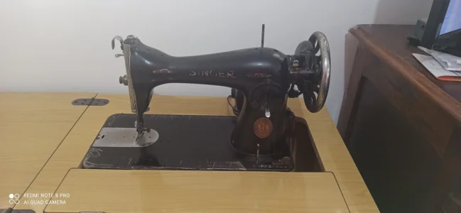 Máquina de Costura Singer com Gabinete