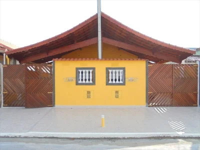 Casa a Poucos Metros da Praia, à Vend em Mongaguá