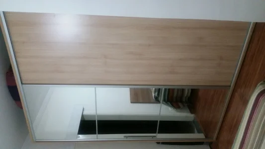 Guarda Roupa com uma Porta de Espelho