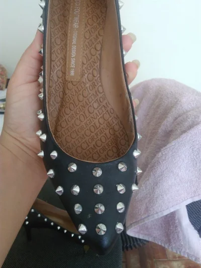 Scarpin Colcci de Couro Legítimo e Tachas
