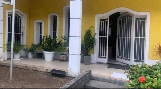 Atenção Investidores Prédio com 3 Apartamentos e Casa