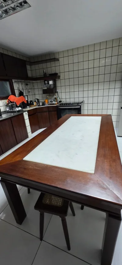 Mesa de ipê e mármore com 6 cadeiras de ipê