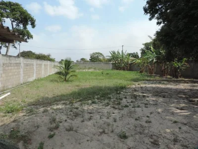 Terreno com 692m2, Plano e Totalmente Murado