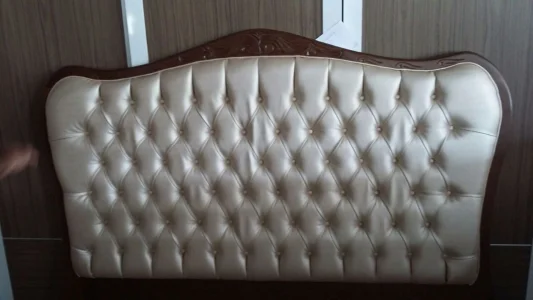 Cabeceira de Cama Entalhada em Capitone