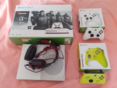 XBOX One S com 2 Controles e 10 Jogos