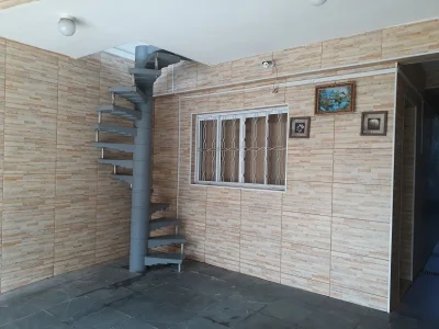 Sobrado Espaçoso, na Avenida, em Estância Turística
