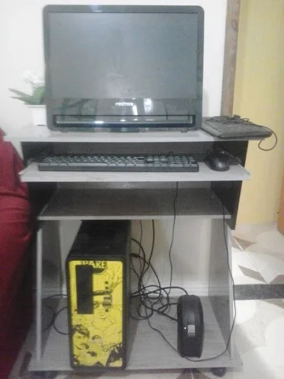 Computador da Positivo Pouco Usado Completo Formatado com Dois Teclados e Mesa Junto