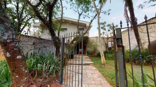 Casa de 7 Dormitórios com 380m2 de área Privativa e 56710m2