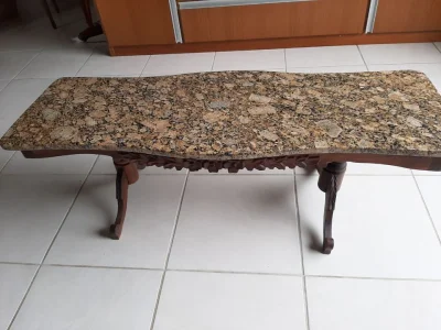 Mesa de Centro com Suporte de Madeira e Tampo de Granito