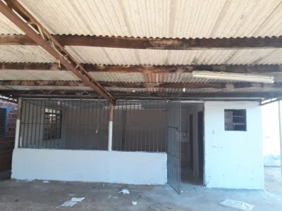 Aluga-se Casa e Salao Comercial Ja com I Instalação 220 Wts
