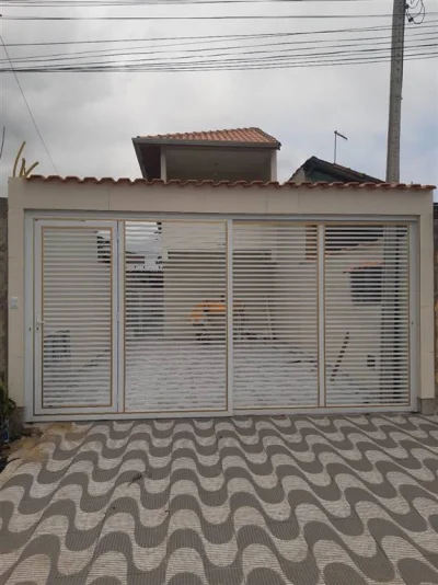 Casa Nova com Excelente Localização, Perto do Comércio