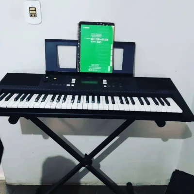 Teclado Yamaha + Suporte