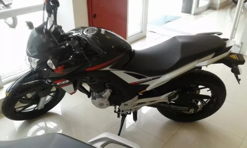 a Moto CB Twister Nova 2018