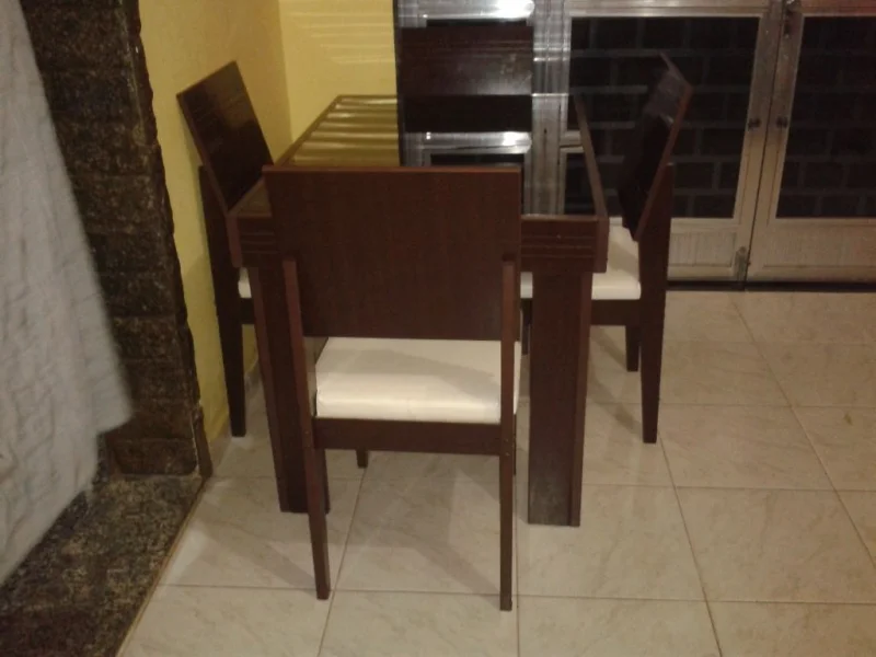 Linda Mesa com Tampo de Vidro Preto Espelhado 4 Cadeiras com Assento em Couro420,00entrego
