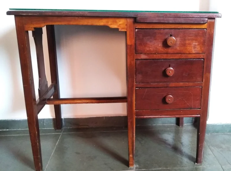 Escrivaninha de Madeira Maciça Relíquia de Embuia Vintage com Vidro em