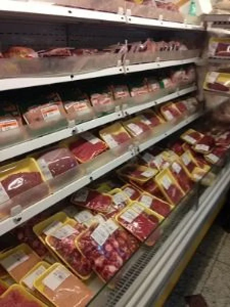 Mercadinho e Açougue em Funcionamento