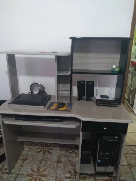 Escrivaninha para Computador e Livros
