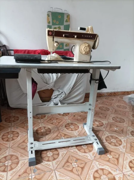 Vendo Máquina de Costura Singer com Gabinetete
