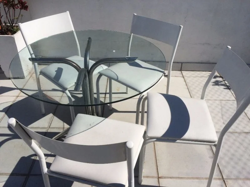 Mesa PE de Inox com Tampo de Vidro com 4 Cadeiras Brancas Usado