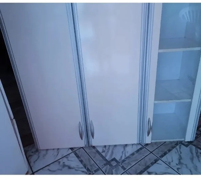 1 Armário Branco por $100