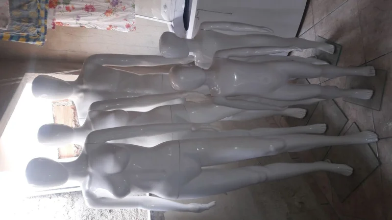 Vendo Manequins 2 Femininos 1 Masculino e Dois Infantil Importado