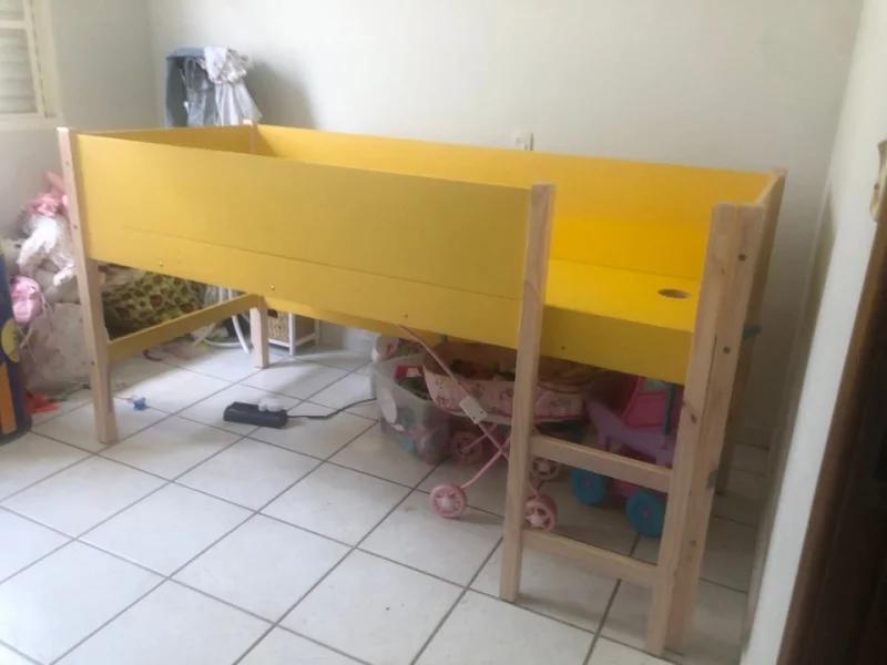 Cama Usasa em Estado Excelente em Mdf, Cor Amarela e Madeira Maciça