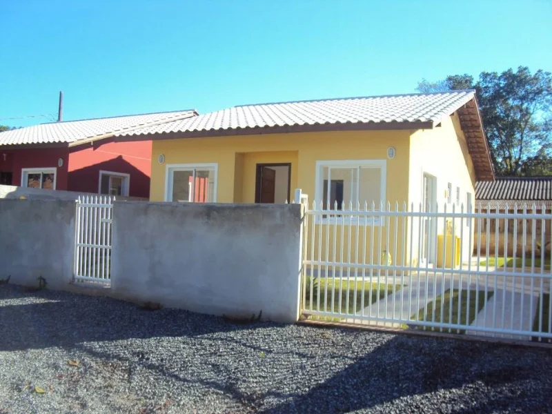 Casa com 03 Quartos no Balneário Itamar