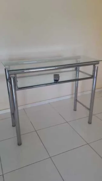 Araras e Mesa para Loja