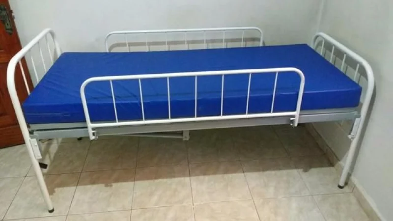 Cama Hospitalar a Manivela e Cadeira Higienica