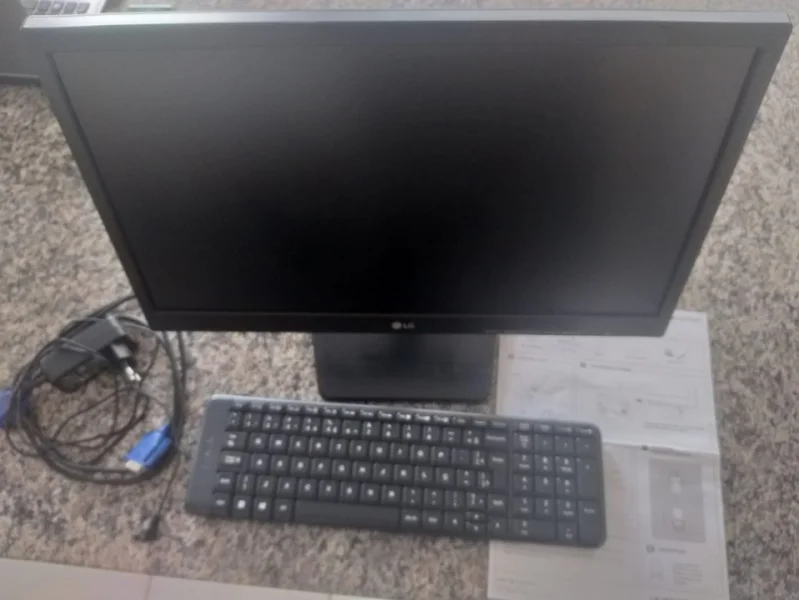 Vendo Tela e Teclado de Computador
