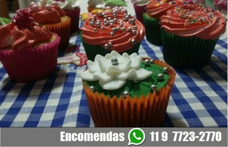 Bolos, Doces e Cupcakes Decorados e Diversos Tipos de Salgados para Festas