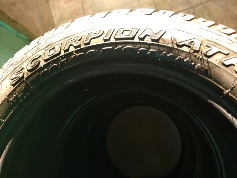 Vendo Três Pneus 50% e um 25%
