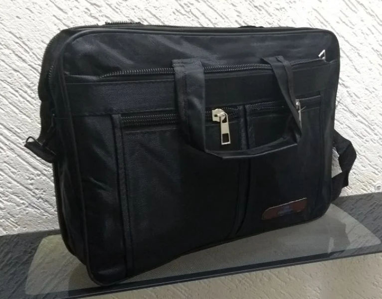 Bolsa de Ombro e Mão Masculina