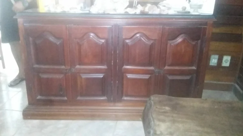 Vendo Móvel Antigo (buffet) 4 Portas, Madeira de Lei Tampo de Mármore