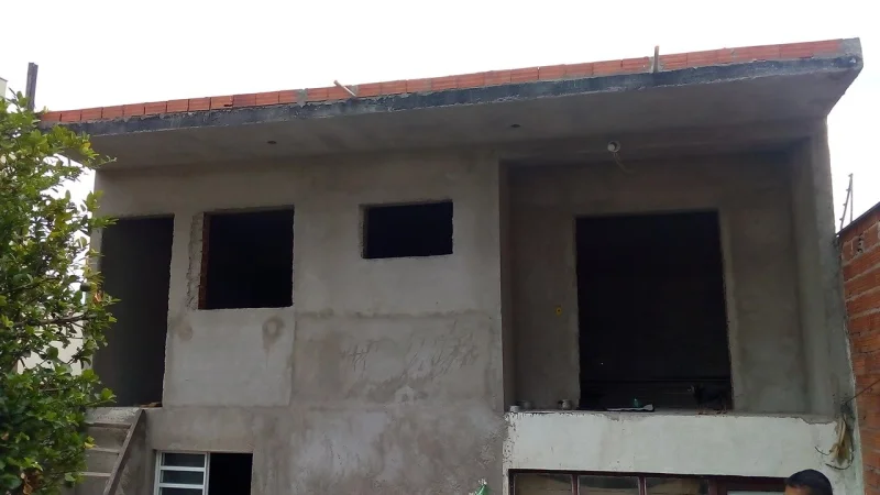 Excelente Terreno de 240m2 com Sobrado Wanel Vile