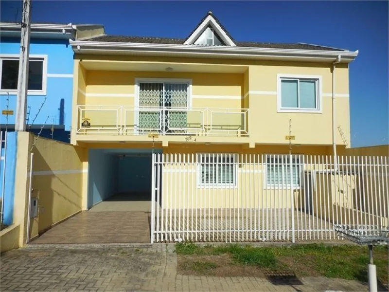 Sobrado c/ 128m2 no Bairro Tingui Próximo ao Terminal Santa Cândida