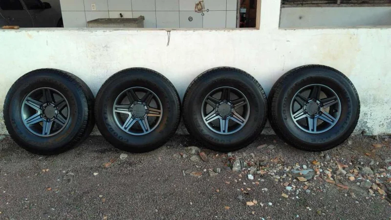 Vendo Jogo de Rodas Mitsubishi L200 com Pneus