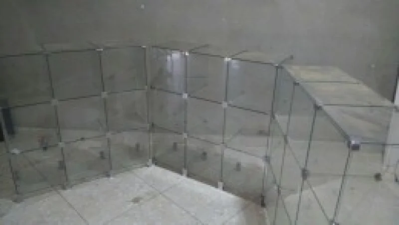 Três Balcãoes Vidro Temperado Três Painéis com 236 Cabides