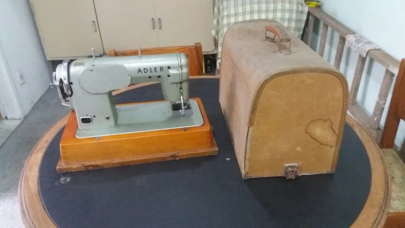 Máquina de Costura Adler 153