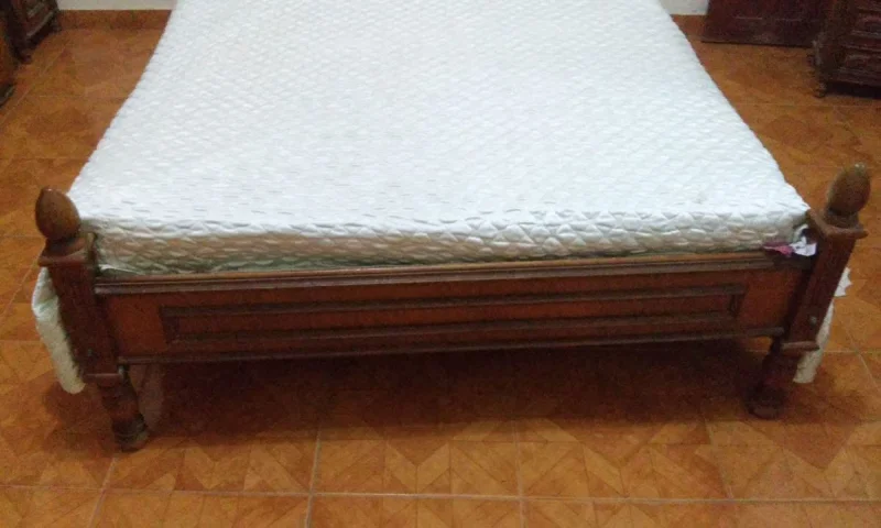 Cama em Cerejeiras Maciça e Colchão