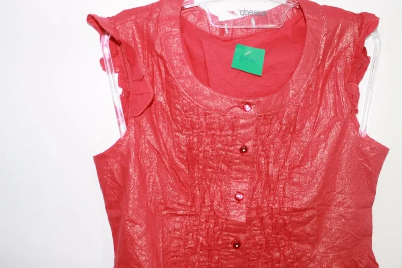 Blusa Vermelha com Brilho Dourado